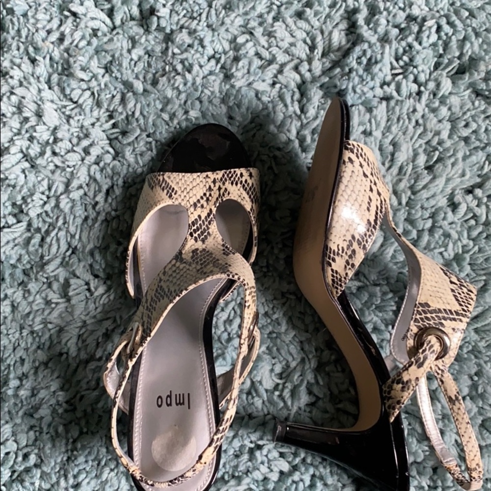 snakeskin pattern heels! Size 8